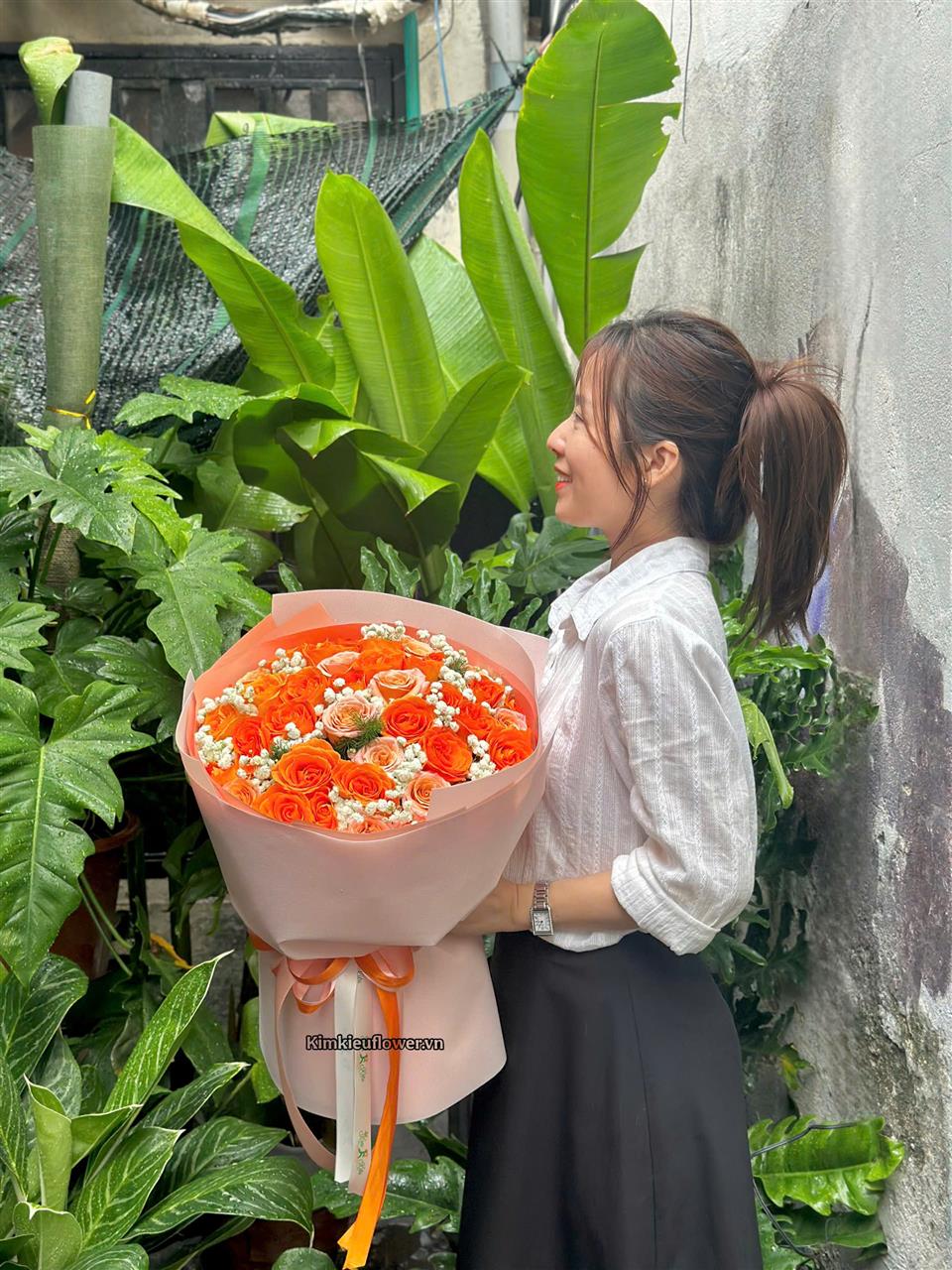 Bó hoa tròn kiểu truyền thống vẫn mang nét cổ điển và cực kỳ tinh tế, hồng cam quốc vương mix shimmer